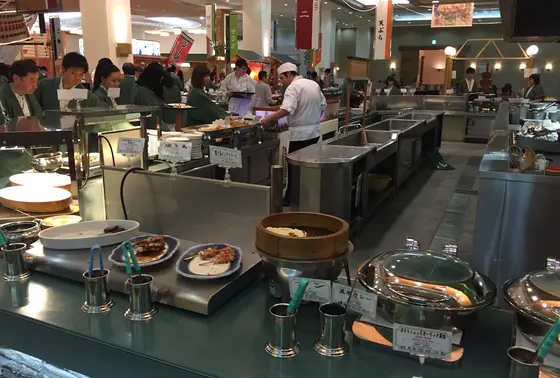 夕食のバイキング