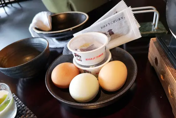 三種類の産みたての卵