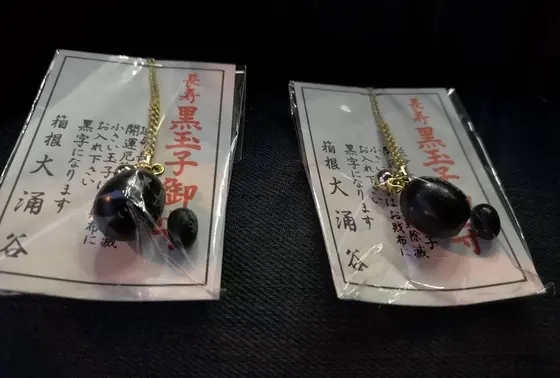 黒たまごストラップ