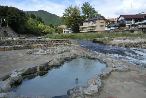 対岸には足湯も