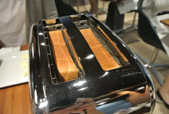 テーブルでトースト