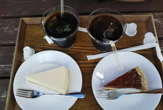 ケーキにアイスコーヒー。ボルシチも美味しそうでした。