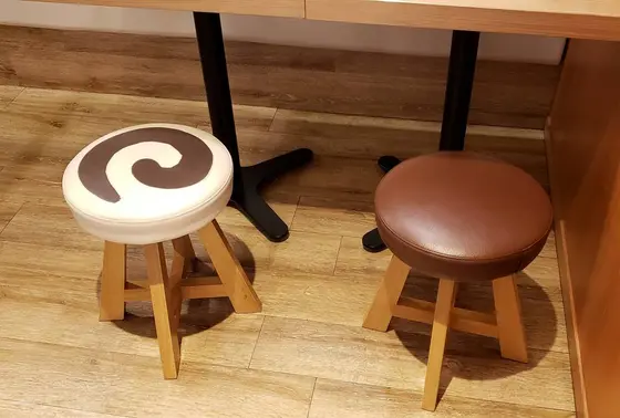 タルトモチーフのスツール