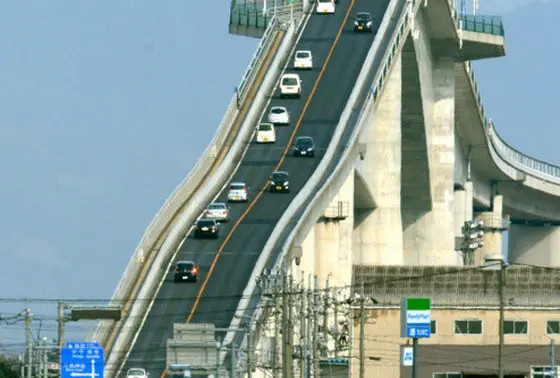 写真でみると角度がすごいことに！