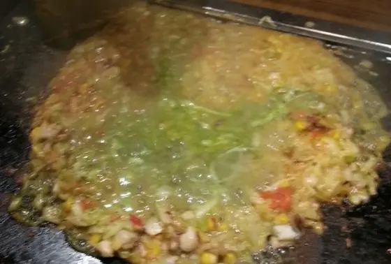 もんじゃは自分達で焼きます