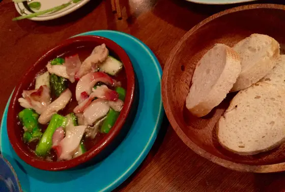 タコとアスパラのアフィージョ