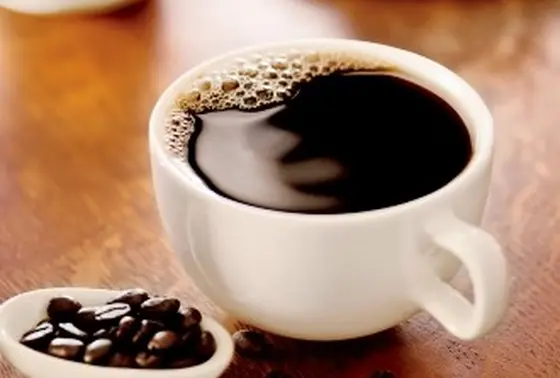 一杯いっぱいハンドドリップされたコーヒー