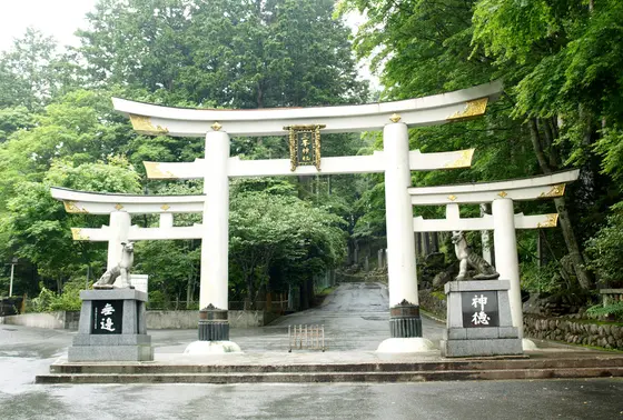 三ツ鳥居も必見♪