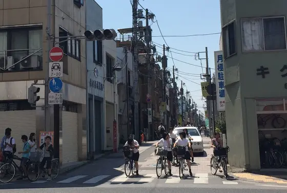 前の通りにはお店が結構あります。