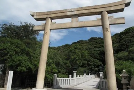 海に向かって建つ大鳥居