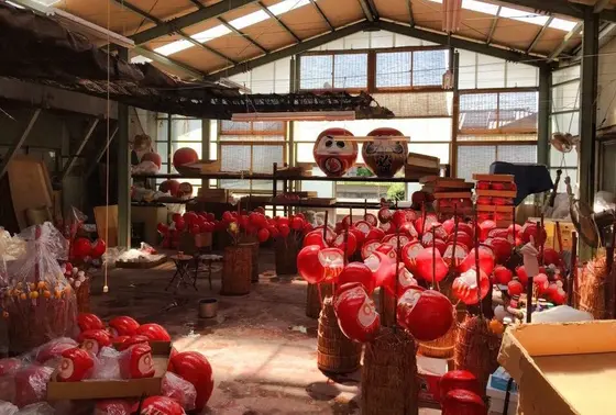 倉庫にはだるまがいっぱい！