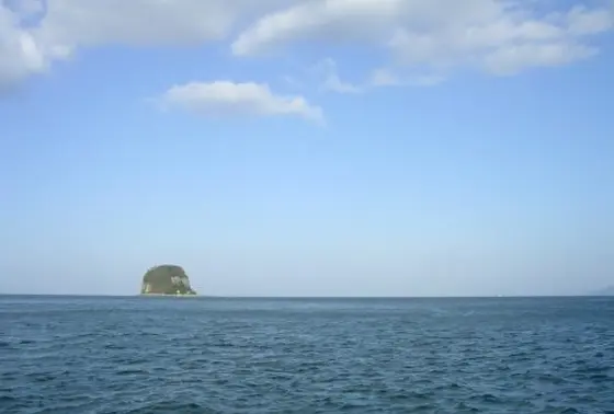 ぽこっと浮かぶ島。