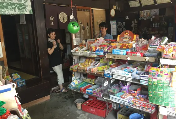 近くに駄菓子屋があります！