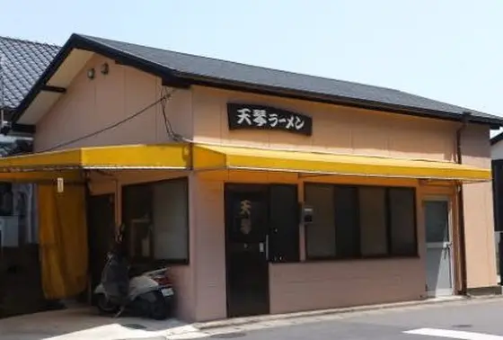 お昼になると店の外は行列が出来ます。