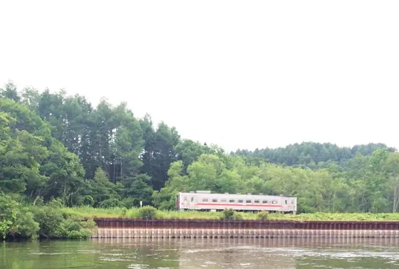 カヌーの近くを始発の電車が通り過ぎていきます