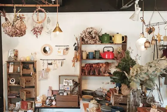 入り口をくぐると…