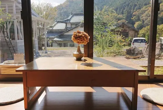 縁側ポカポカで気持ち良さそう～