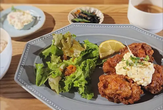 ランチは…
自家製タルタルソースの
《チキン南蛮》を注文♪