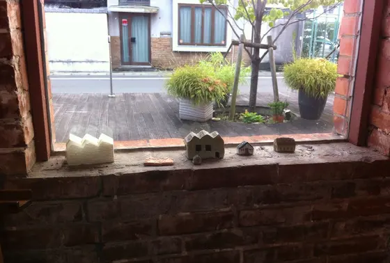 中から外を見る
