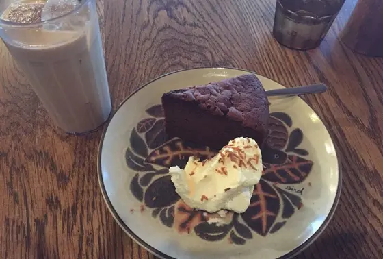 チョコレートケーキとアイスチャイ