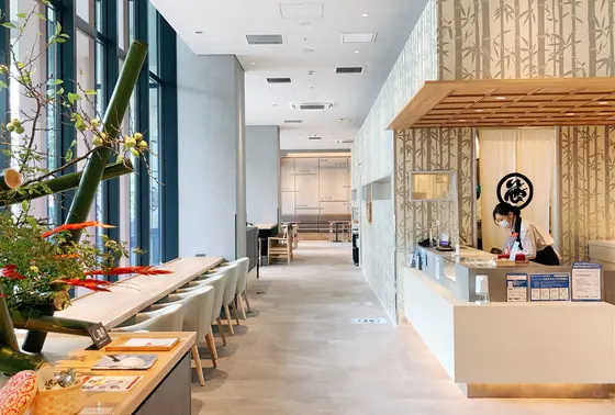 光がたっぷり入る店内