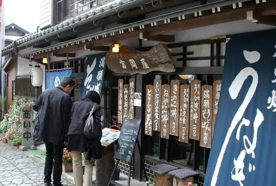 参道のお店で腹ごしらえを