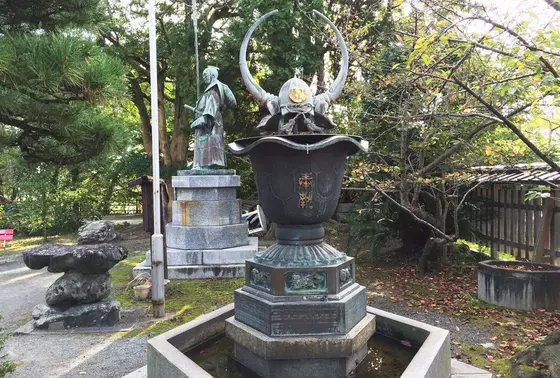 水牛の兜の像