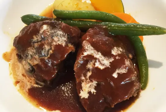 牛肉の赤ワイン煮込み