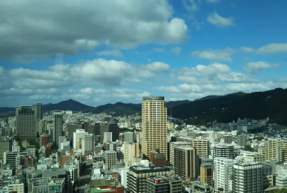 阪急電車が出てくる（吸い込まれる）城
