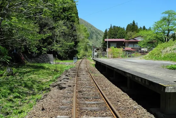 途中駅ホームもそのまま