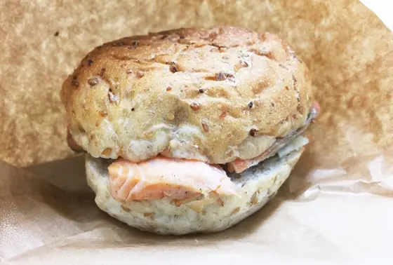 サーモンとパンチェッタのポワレシュークルトサンド アルザス風