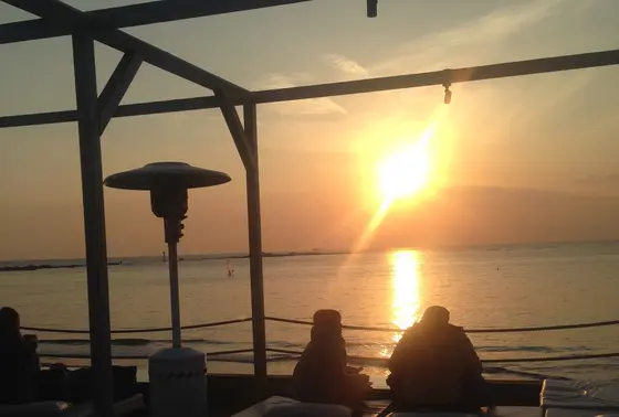 ソファから夕日を眺める