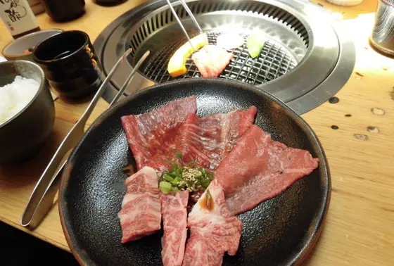 黒毛和牛を使用した炭火焼肉