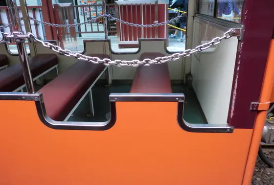 トロッコに乗車