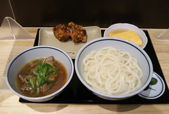 姫路つけうどんで、名物の「ひね鶏」。