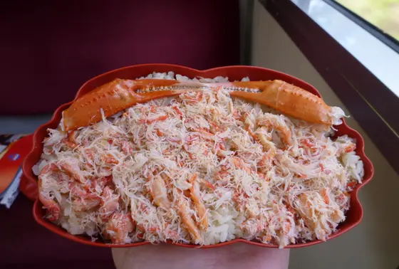 カニのほぐし身がたっぷり載った美味しい駅弁
