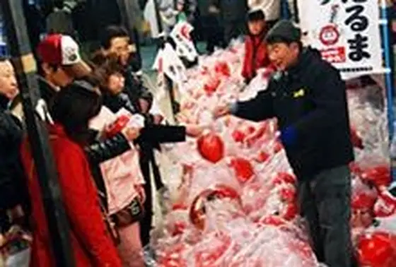 毎年1月6・7日に開かれる「七草大祭だるま市」