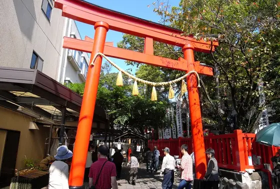 この赤鳥居をくぐると境内