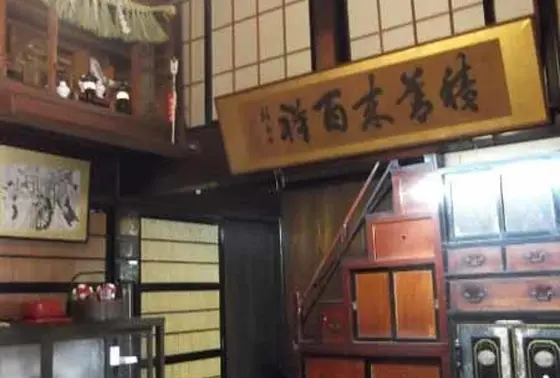 箱階段に組み合わされた金庫