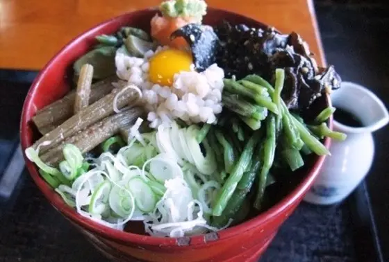 割子そばには蕎麦の実が♪