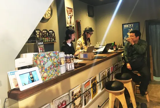 カウンターでビールを呑みながらスニーカートーク