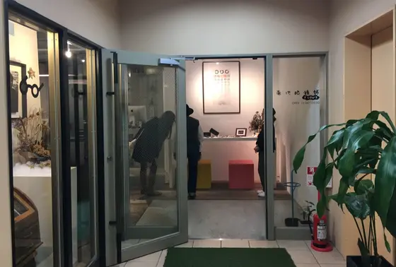 地下に下りれば素敵な空間が