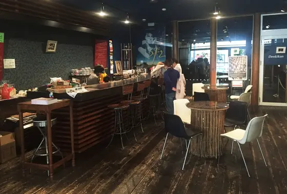 落ち着いた店内にはカフェもあり