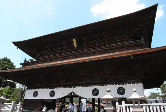 どっしり構える巨大な山門