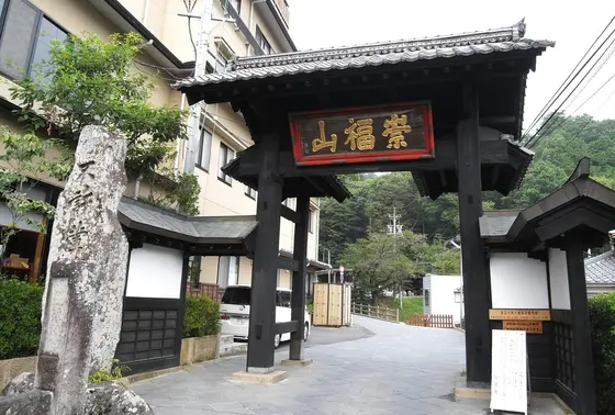 ここから参道スタート