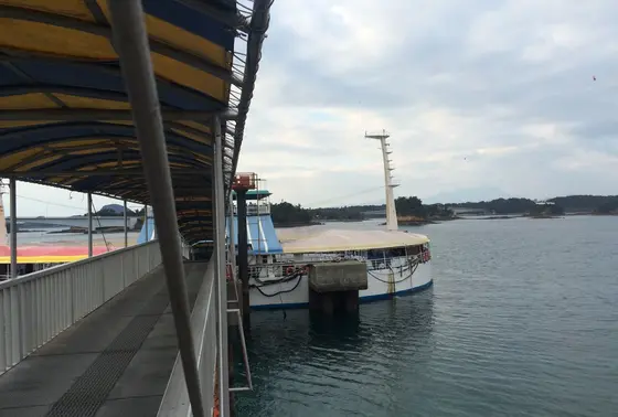 橋を渡って海中水族館へ