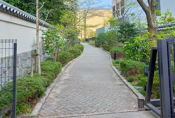 東門へ向かう道