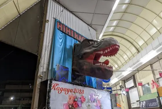 大きな恐竜の顔のオブジェ