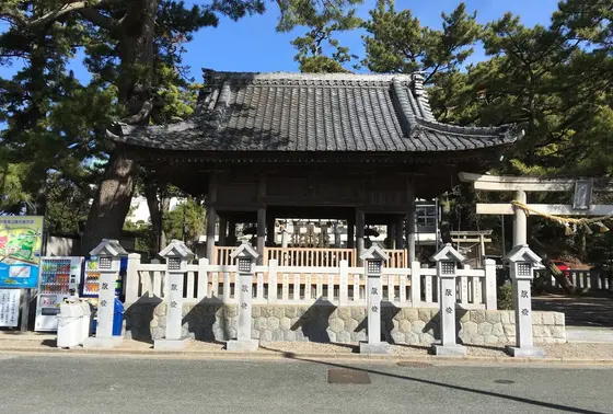 橋のたもとの八百富神社