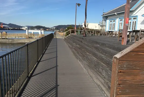 ウッドデッキの散歩道
